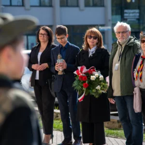 Złożenie kwiatów pod tablicą upamiętniającą majora Henryka Dobrzańskiego