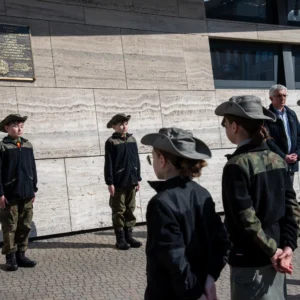 Złożenie kwiatów pod tablicą upamiętniającą majora Henryka Dobrzańskiego