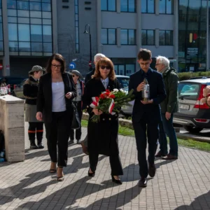 Złożenie kwiatów pod tablicą upamiętniającą majora Henryka Dobrzańskiego