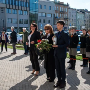 Złożenie kwiatów pod tablicą upamiętniającą majora Henryka Dobrzańskiego