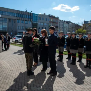 Złożenie kwiatów pod tablicą upamiętniającą majora Henryka Dobrzańskiego