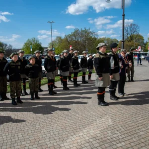 Złożenie kwiatów pod tablicą upamiętniającą majora Henryka Dobrzańskiego
