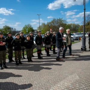 Złożenie kwiatów pod tablicą upamiętniającą majora Henryka Dobrzańskiego