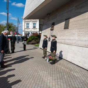 Złożenie kwiatów pod tablicą upamiętniającą majora Henryka Dobrzańskiego