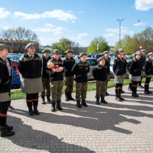 Złożenie kwiatów pod tablicą upamiętniającą majora Henryka Dobrzańskiego