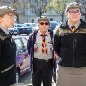 Złożenie kwiatów pod tablicą upamiętniającą majora Henryka Dobrzańskiego