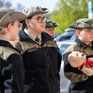 Złożenie kwiatów pod tablicą upamiętniającą majora Henryka Dobrzańskiego