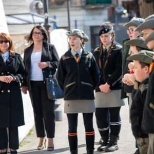 Złożenie kwiatów pod tablicą upamiętniającą majora Henryka Dobrzańskiego