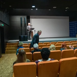 Pokaz filmu Tomasza Magierskiego „Julian Stańczak. Złapać światło”