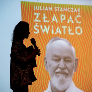 Pokaz filmu Tomasza Magierskiego „Julian Stańczak. Złapać światło”