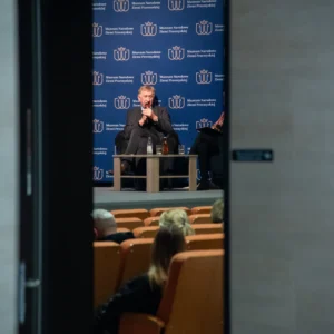 Pokaz filmu Tomasza Magierskiego „Julian Stańczak. Złapać światło”